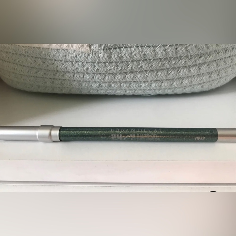 24/7 urban decay glide on Eyeliner Pencil - Color VIPER (green)